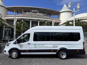 Фонд “ADRIAN Hoteles” дарит 18-местный микроавтобус ассоциации “AECC”. - Adrian Hoteles